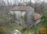Komen Tupelče na robu naselja Dvojček 135 m2