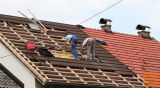 tesarje za izdelavo nove strehe, rušitev dimnika in žlebove