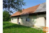 STAREJŠA HIŠA NA HRIBU S 3,1 HA ZEMLJIŠČA
